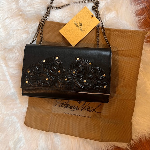 Patricia Nash Handbags - NWT Patricia Nash the perfect leather clutch on chain